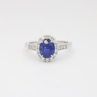 Bague saphir ovale entourage diamants