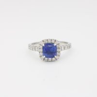 Bague centre saphir coussin entourage diamants